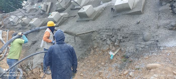 Aplicación de concreto lanzado en talud