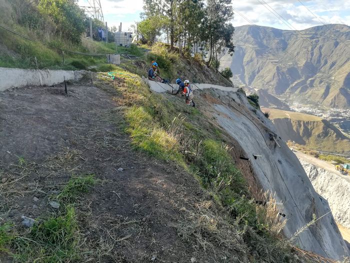Instalación de drenes en talud
