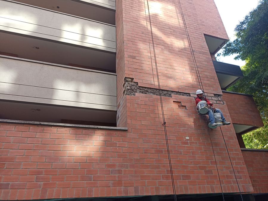 Mantenimiento de fachada residencial en altura