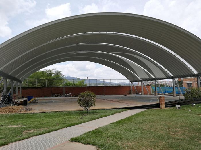 Cubierta metálica de escenario deportivo