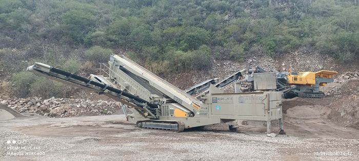 Volqueta en corte de movimiento de tierras