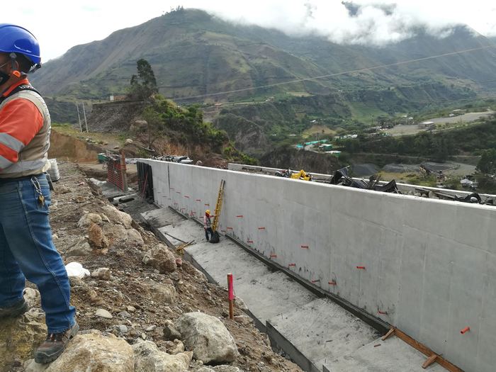 Muro de contención terminado en ladera