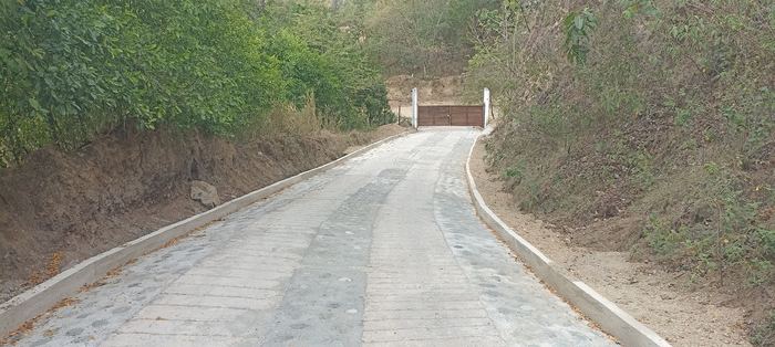 Placa huella en vía rural