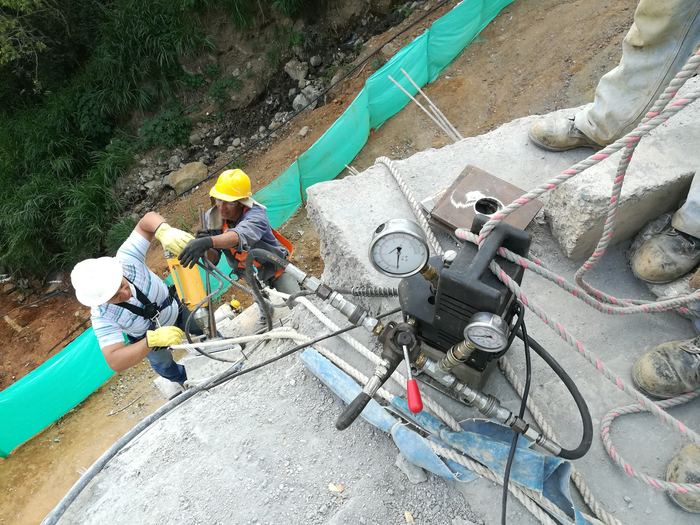 Tensionamiento de anclajes activos